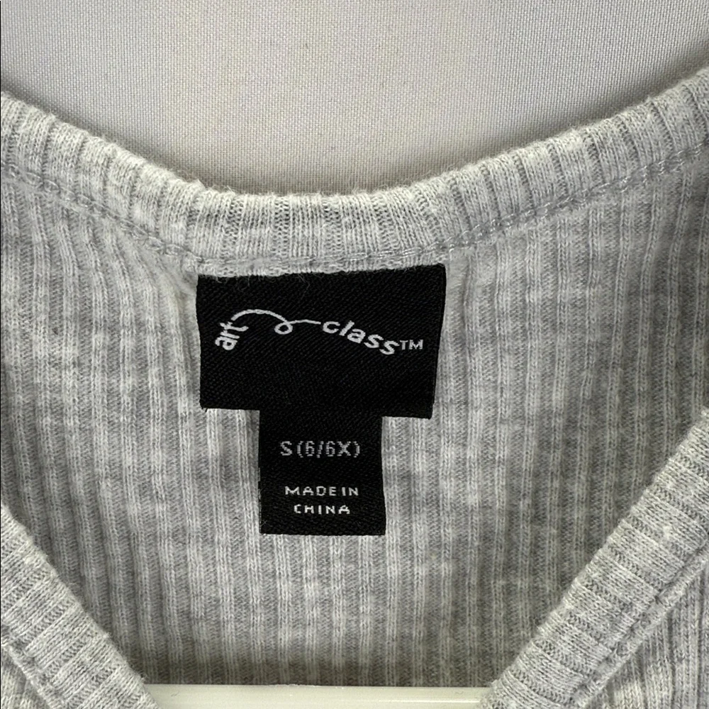 Art Class Light Gray V-Neck Ribbed Tee Girls Size Small 6/6x
